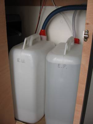 2 jerricans � l'int�rieur