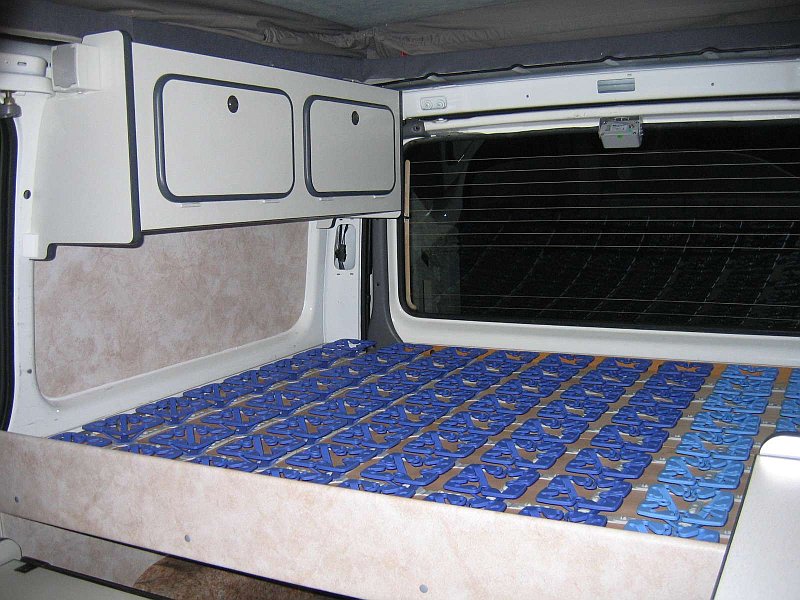 Lit dans la largeur, meuble haut, cam�ra