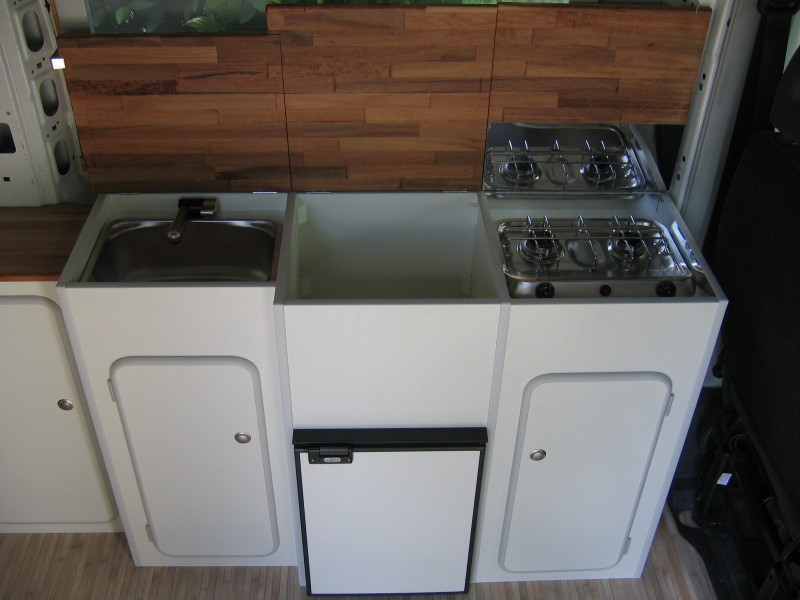 Evier, rangement sur r�frig�rateur, r�chaud 2 feux