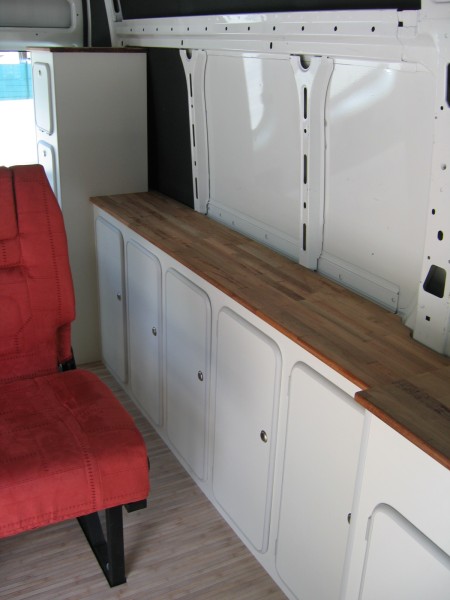 Nombreux placards de rangement